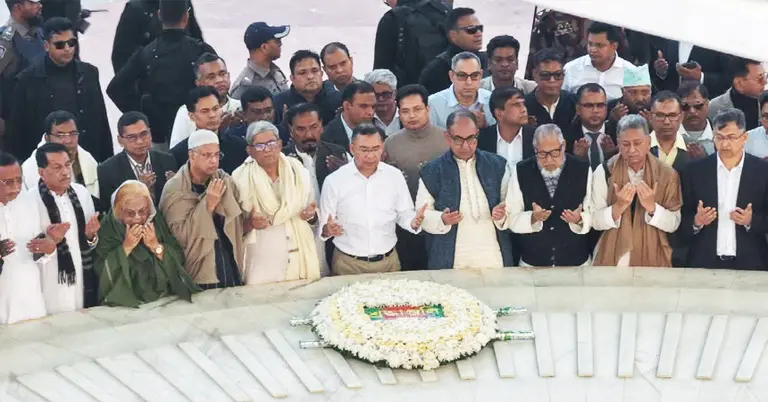 বাবার কবরের পাশে নেতাকর্মীদের সঙ্গে নিয়ে হাত তুলে দোয়া করেছেন তারেক রহমান